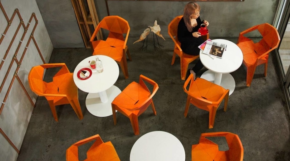 Designerskie pomarańczowe krzesła z podłokietnikami i stoły na jednej nodze z okrągłym blatem