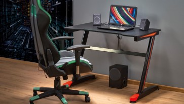 Fotel gamingowy w towarzystwie biurka komputerowego z oświetleniem LED