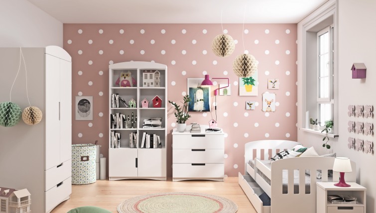 Klasyczny pokój dziecka z białymi meblami z płyty laminowanej
