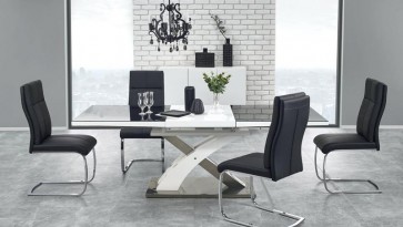 Zestaw z krzesłami tapicerowanymi ekoskórą i rozkładanym stołem w jadalni z dwoma oknami i ceglaną ścianą