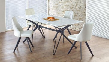 Stół z metalową ramą i białym lakierowanym blatem w towarzystwie krzeseł z ekoskóry