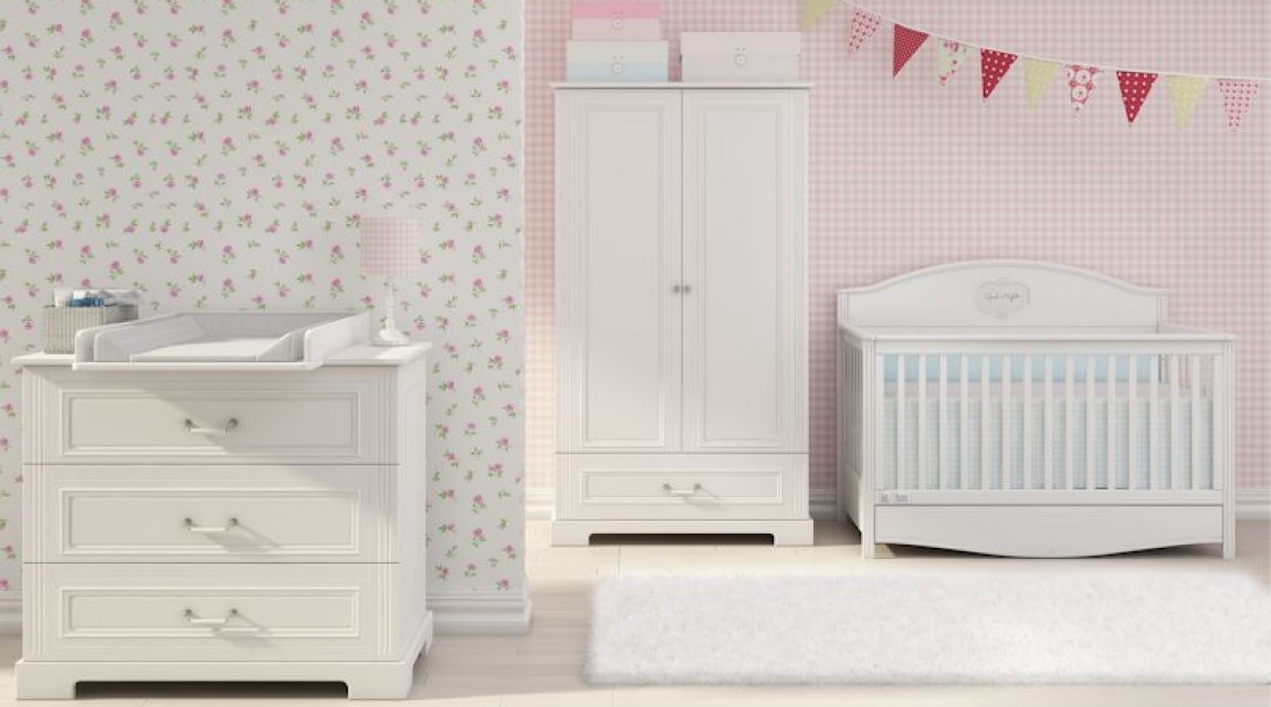 Zestaw mebli w kolorze białym z wielofunkcyjnym łóżeczkiem w pokoju dla dziewczynki z różowymi ścianami i dodatkami