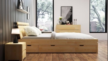 Łóżko z wysokim wezgłowiem i szufladami na kółkach umożliwiającymi przechowywanie pościeli oraz komoda i szafki nocne z drewna sosnowego