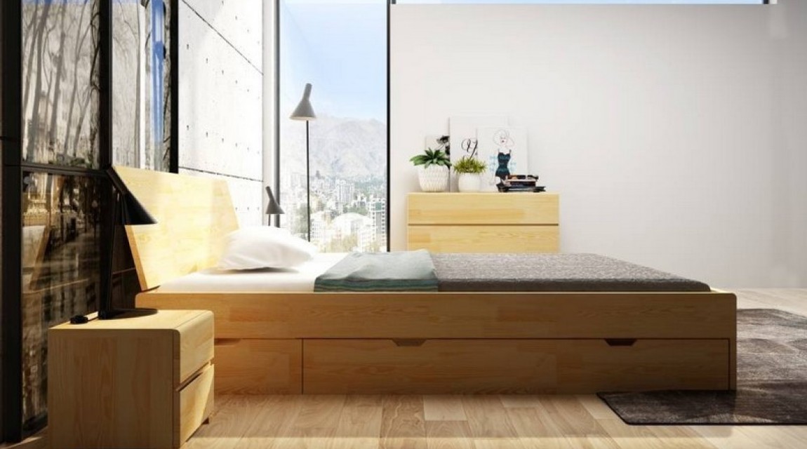 Sosnowy zestaw mebli do sypialni w formie łóżka z miejscem na przechowywanie pościeli oraz komody i szafek nocnych z szufladami