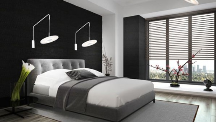 Designerskie kinkiety na wysięgniku oraz lampa sufitowa w nowoczesnej sypialni