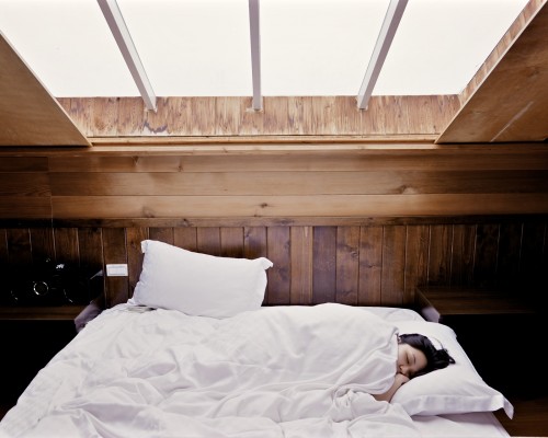 Zdrowy sen to podstawa. Jak wybrać wygodne łóżko do sypialni?