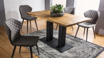 Industrialny stół na dwóch nogach z pikowanymi krzesłami bez podłokietników