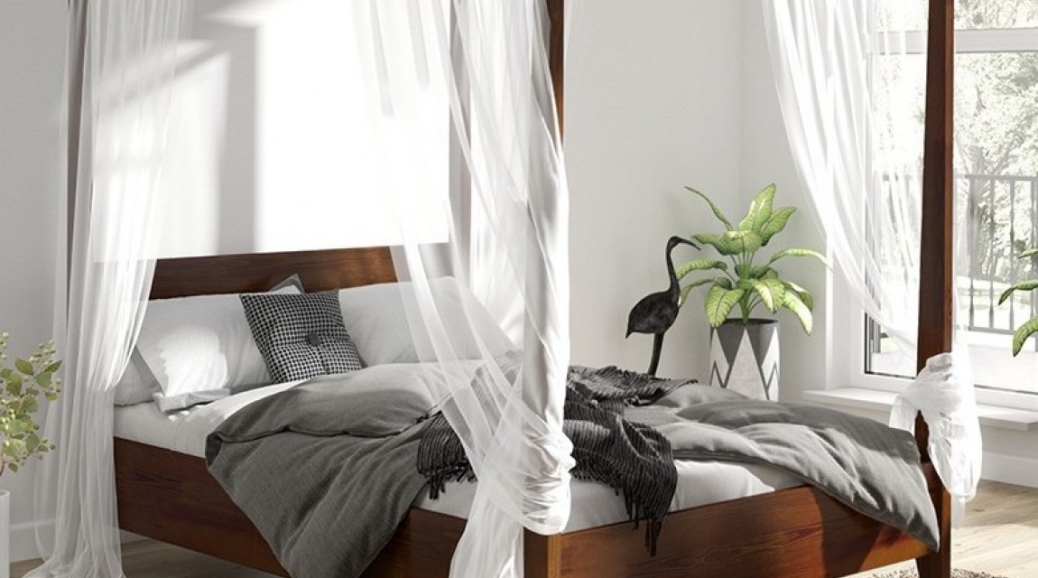 Ciemne łóżko z baldachimem w przytulnej sypialni