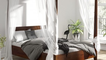 Ciemne łóżko z baldachimem w przytulnej sypialni