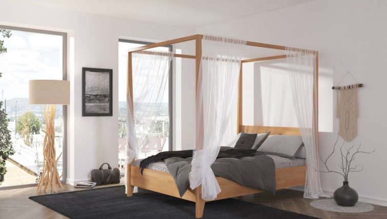 Sosnowe łóżko z baldachimem w sypialni z widokiem na miasto