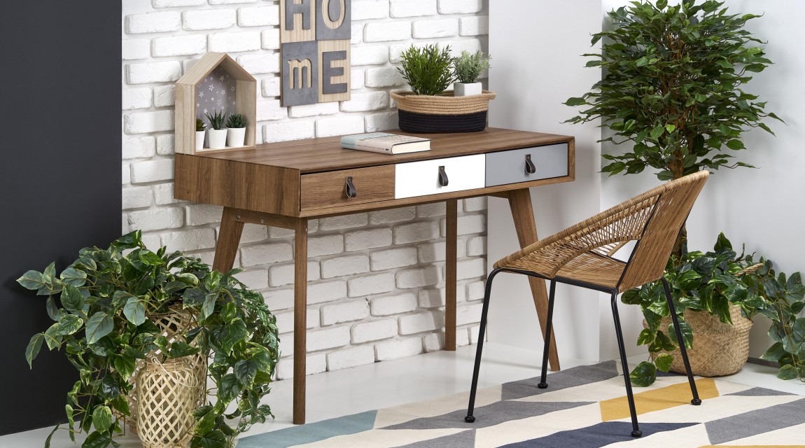 Skandynawskie biurko na drewnianych nogach z trzema szufladami i krzesła z technorattanu