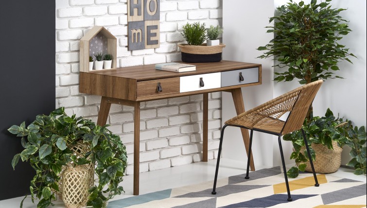 Skandynawskie biurko na drewnianych nogach z trzema szufladami i krzesła z technorattanu