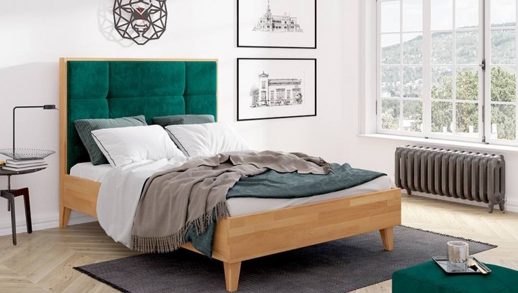 Łóżko sypialniane z drewna w przytulnej sypialni