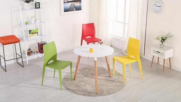 Jadalnia w stylu skandynawskim z kolorowymi krzesłami