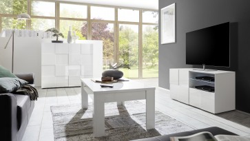 Białe meble do salonu w wysokim połysku i frontami 3D
