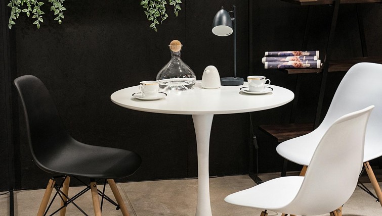Designerski stół na jednej nodze w kolorze białym i skandynawskie krzesła bez podłokietników