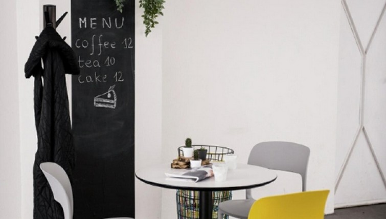 Kawiarnia w stylu loft z betonową podłogą