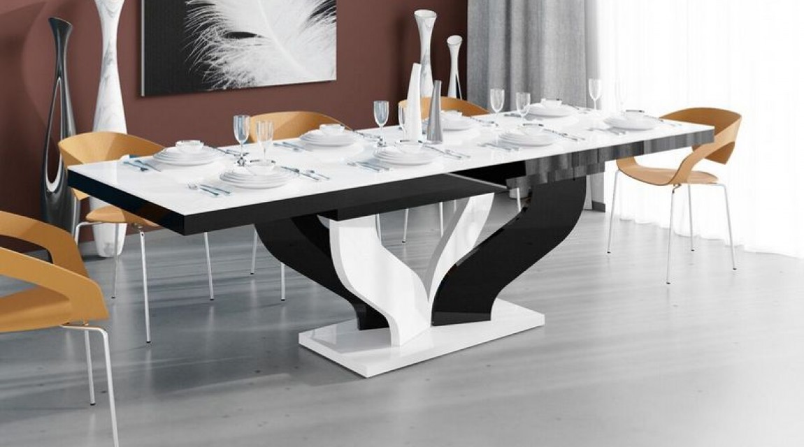 Biało-czarny stół w wysokim połysku w towarzystwie pomarańczowych krzeseł z tworzywa