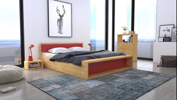 Łóżko z tapicerowanym zagłówkiem i przednóżkiem oraz drewniana szafka nocna z półkami