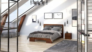 Podwójne łóżko drewniane z pikowanym zagłówkiem i wysoką ramą