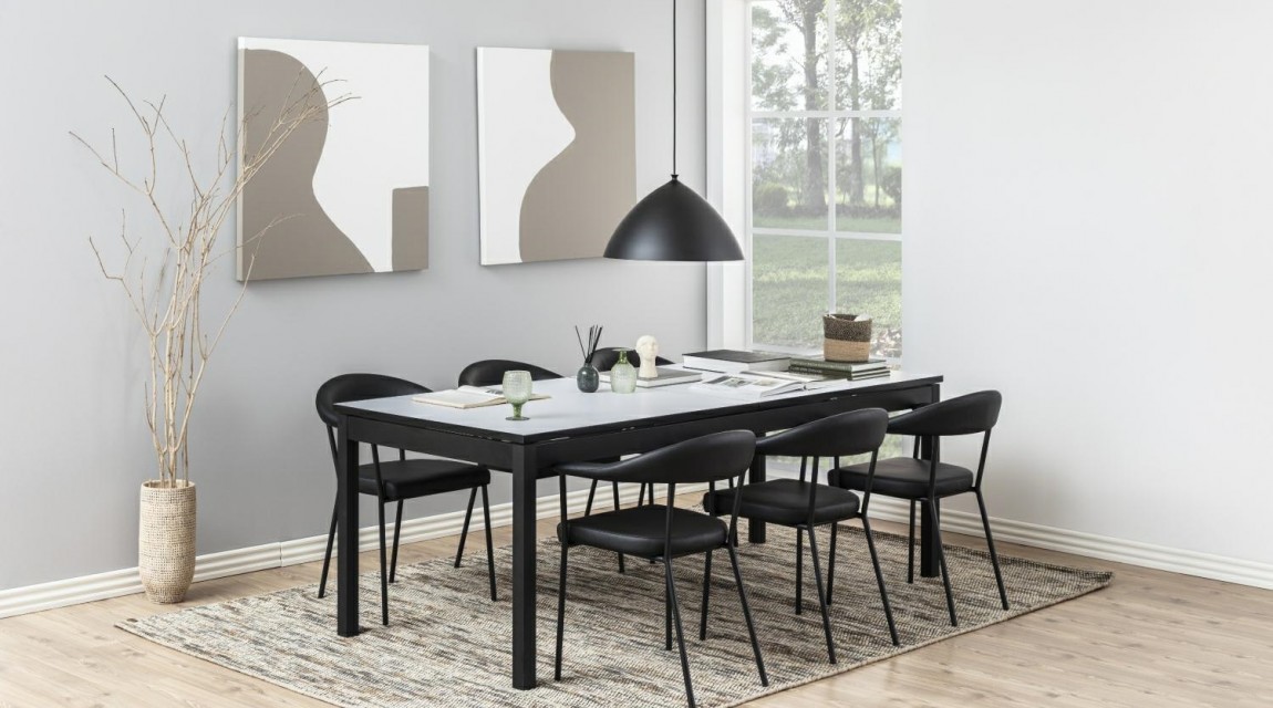 Czarne meble jadalniane duży stół i sześć z krzeseł z ekoskóry w przestronnej jadalni