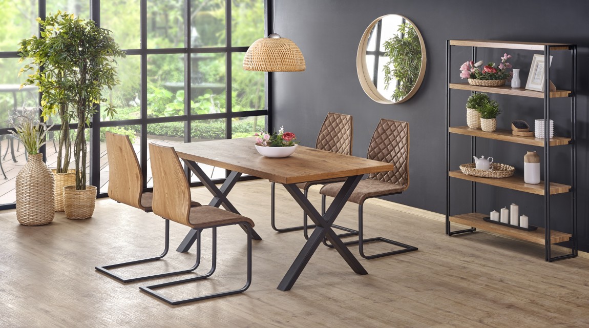 Industrialna jadalnia z drewnianym stołem i tapicerowanymi krzesłami