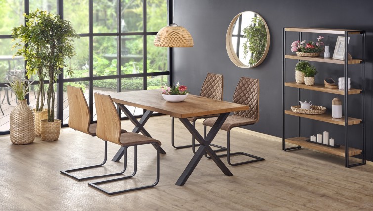 Industrialna jadalnia z drewnianym stołem i tapicerowanymi krzesłami