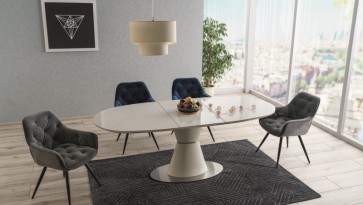 Owalny stół z ceramicznym blatem na jednej nodze i pikowane krzesła z podłokietnikami na tle szarych ścian