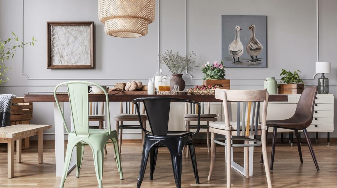 Nowoczesna jadalnia z dużym stołem drewnianym i metalowymi krzesłami kolorowymi