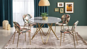 Okrągły stół z blatem imitującym marmur w zestawieniu z tapicerowanymi krzesłami w stylu glamour