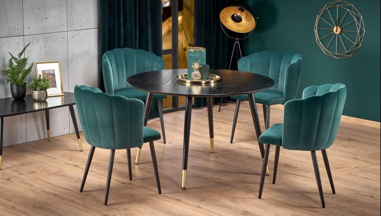Jadalnia w stylu glamour z czarnym, okrągłym stołem i zielonymi krzesłami
