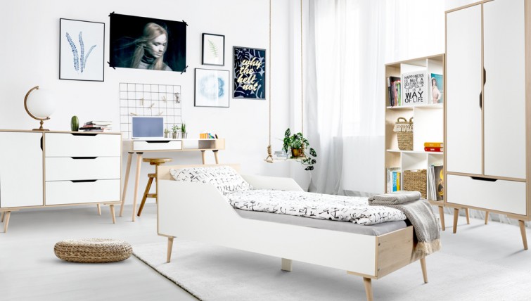 Pokój młodzieżowy w stylu skandynawskim meble na wysokich nóżkach białe