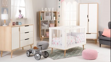 Pokój niemowlęcy w stylu skandynawskim z meblami na wysokich nóżkach