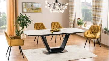 Elegancka jadalnia w dużym salonie otwartym z drewnianą podłogą
