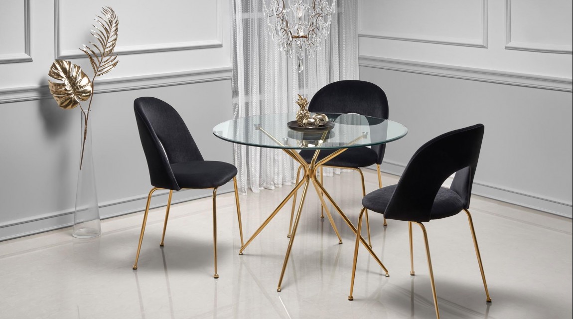 Elegancka jadalnia z tapicerowanymi krzesłami i okrągłym stołem w stylu glamour