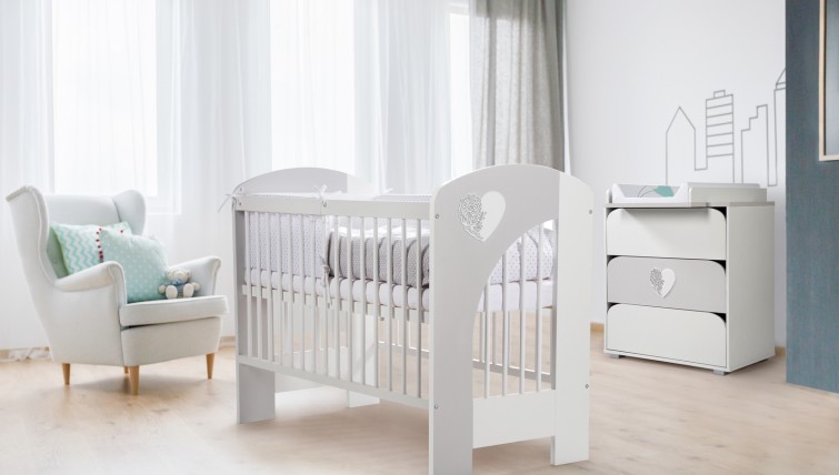 Pokój niemowlęcy z fotelem łóżeczkiem i komodą biało-szare dla chłopca i dziewczynki
