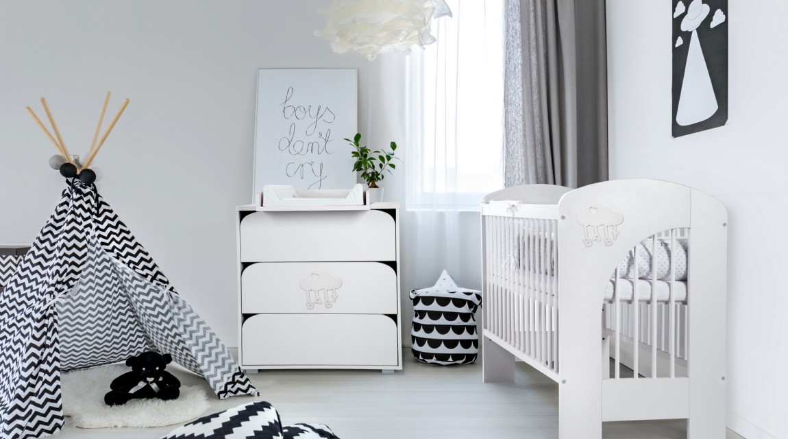 Szary pokój niemowlęcy dla chłopca z białymi meblami i namiotem