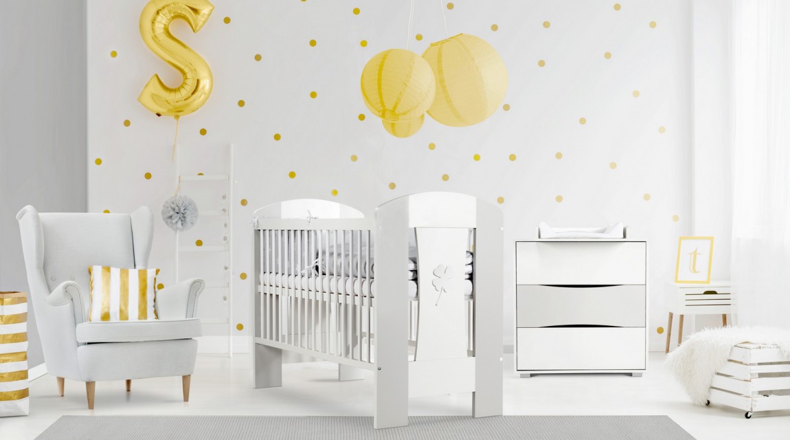 Biało-popielate meble z płyty w pokoju niemowlaka z dużym fotelem wypoczynkowym uszak