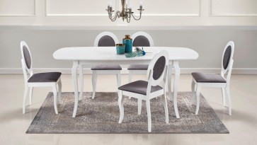 Jadalnia w stylu retro z białym stołem i drewnianymi krzesłami