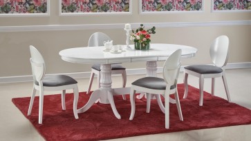 Elegancki stół z krzesłami w stylu retro w jadalni z czerwonym dywanem
