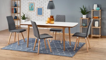 Rozkładany stół z tapicerowanymi krzesłami w stylu skandynawskim