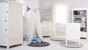 Białe meble w stylu prowansalskim w pokoju niemowlęcym