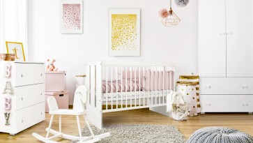 Biały pokój niemowlęcy dla dziewczynki z meblami w stylu klasycznym