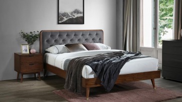 Łóżko sypialniane z wezgłowiem w eleganckiej sypialni