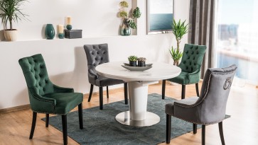 Ceramiczny stół rozkładany i tapicerowane krzesła z kołatką w dużej otwartej jadalni