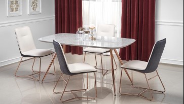 Stół do jadalni w optyce marmuru z tapicerowanymi krzesłami w eleganckiej jadalni