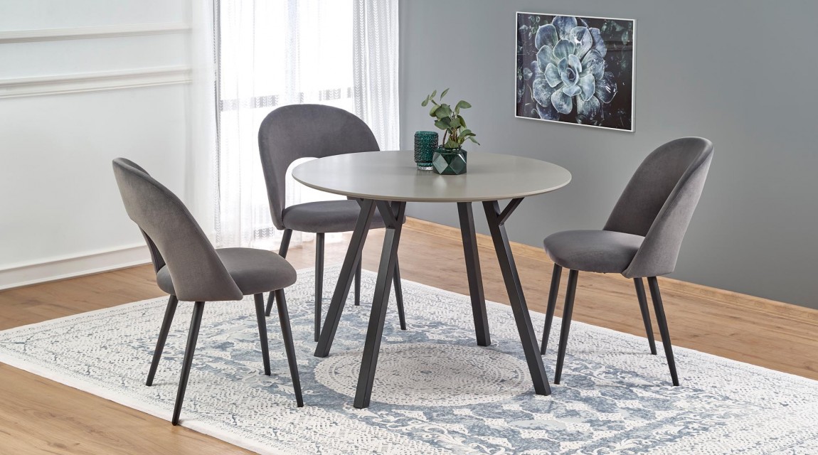 Okrągły stół do jadalni w towarzystwie tapicerowanych tkaniną krzeseł