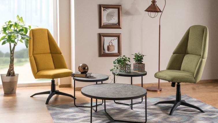Salon w ciepłej tonacji kolorystycznej z designerskimi fotelami i zestawem stolików na płozach