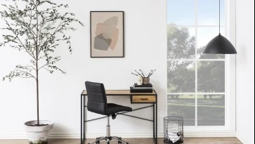Kącik biurowy w stylu loft w dużym salonie z białymi ścianami i wysokim oknem