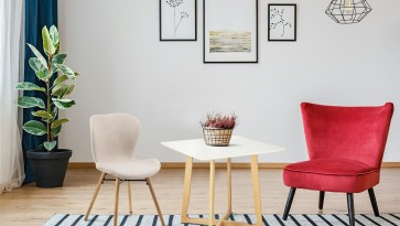 Meble w stylu skandynawskim stół krzesło oraz fotel na drewnianych nogach